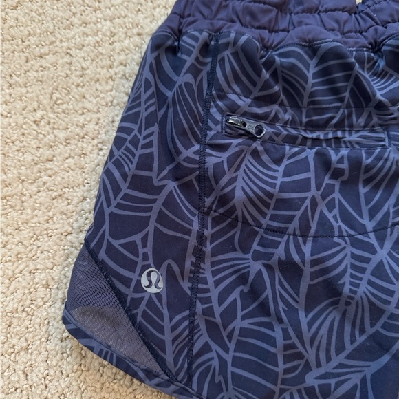 Lululemon shorts size 6 - Picture 3 of 3